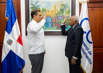 Ministro de Hacienda juramenta nuevo director general de Digecog