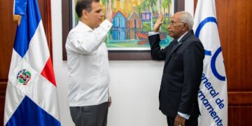 Ministro de Hacienda juramenta nuevo director general de Digecog