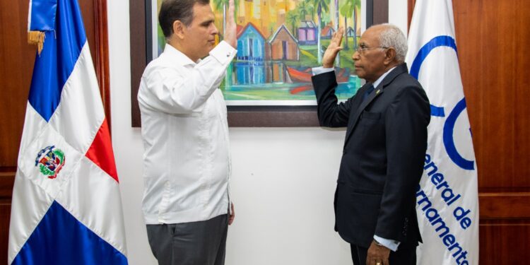 Ministro de Hacienda juramenta nuevo director general de Digecog