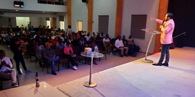 Asesor financiero presenta fórmula para vivir sin deudas