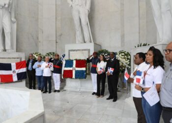 Senadores depositan ofrenda floral en Altar de la Patria natalicio Juan Pablo Duarte