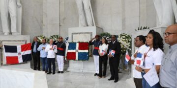Senadores depositan ofrenda floral en Altar de la Patria natalicio Juan Pablo Duarte