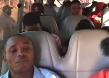 Migración intercepta dos autobuses con 37 haitianos ilegales abordo 