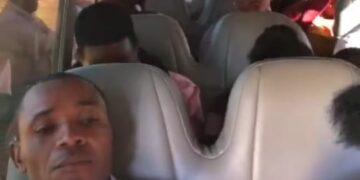 Migración intercepta dos autobuses con 37 haitianos ilegales abordo 