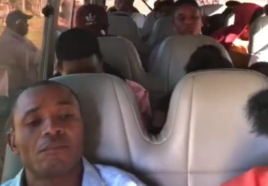 Migración intercepta dos autobuses con 37 haitianos ilegales abordo