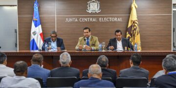 Direcciones de Elecciones, Informática y Voto Exterior JCE se reúnen con organizaciones políticas