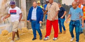 Alcalde Carlos Guzmán velará para que trabajos de acondicionamiento de calles lleguen a todo SDN