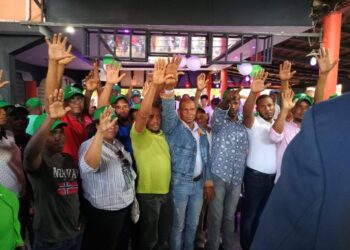 Decenas de militantes PRM, PLD y PRSC se juramentan en la Fuerza del Pueblo