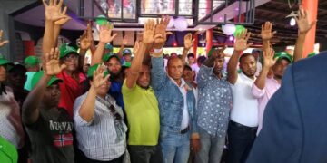 Decenas de militantes PRM, PLD y PRSC se juramentan en la Fuerza del Pueblo