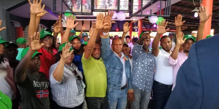 Decenas de militantes PRM, PLD y PRSC se juramentan en la Fuerza del Pueblo