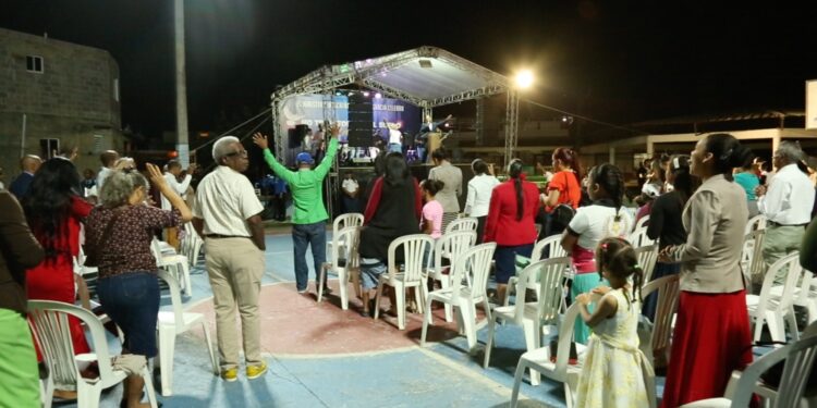 Pastores llevan mensaje de esperanza a pobladores Los Alcarrizos