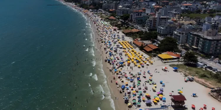 Alerta por un brote de diarrea en playas de Brasil
