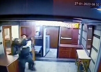 Un violento ataque a la embajada de Azerbaiyán en Irán dejó un muerto y dos heridos