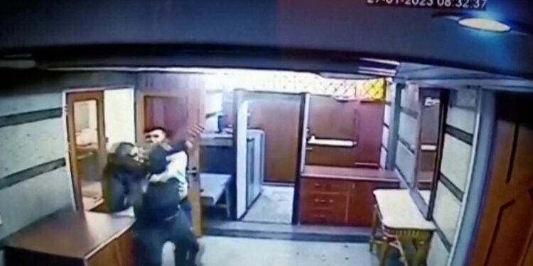 Un violento ataque a la embajada de Azerbaiyán en Irán dejó un muerto y dos heridos