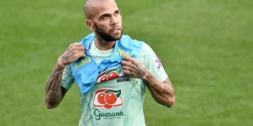 Mujer denuncia al futbolista Dani Alves por agresión sexual
