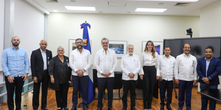 Presidente Abinader visita Ministerio de Medio Ambiente