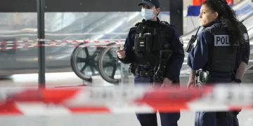 Seis apuñalados en la estación de tren de París, atacante baleado por la policía