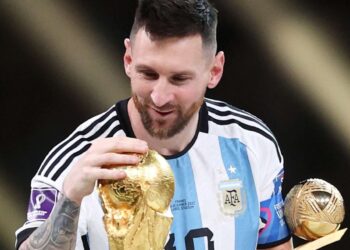 Messi dice que le «hubiese gustado» recibir la copa de manos de Maradona