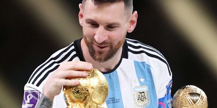 Messi dice que le «hubiese gustado» recibir la copa de manos de Maradona