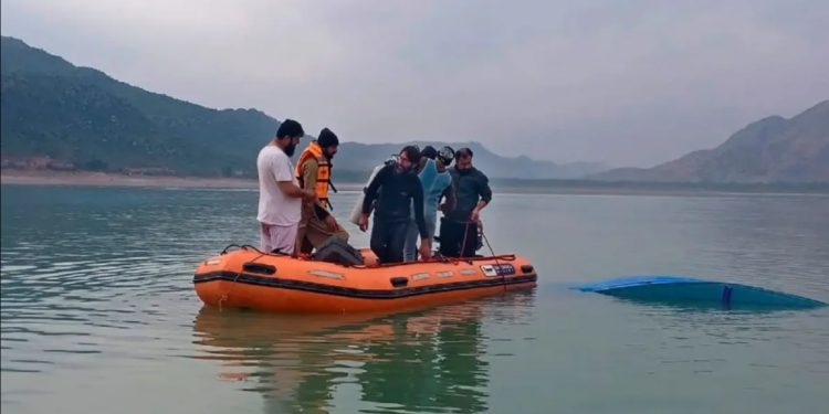 Mueren 51 personas, en su mayoría niños, en el hundimiento de un barco en Pakistán