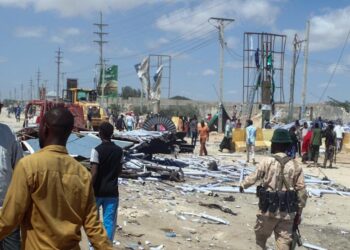 Al menos 18 muertos en un doble atentado suicida con coche bomba en Somalia