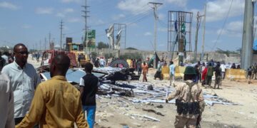Al menos 18 muertos en un doble atentado suicida con coche bomba en Somalia