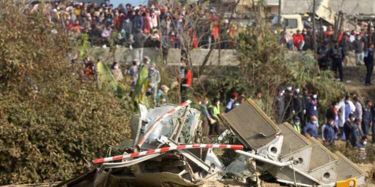 Encuentran las cajas negras del avión accidentado en Nepal