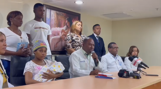 Dan de alta a madre y su niña que había sido raptada