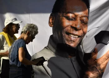 Brasil se prepara para enterrar a Pelé en ciudad que hizo meca del fútbol