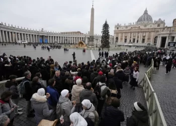 Abre la capilla ardiente de Benedicto XVI: Fieles hacen fila para dar el último adiós