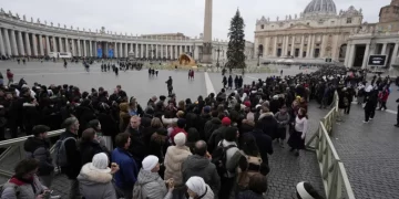 Abre la capilla ardiente de Benedicto XVI: Fieles hacen fila para dar el último adiós
