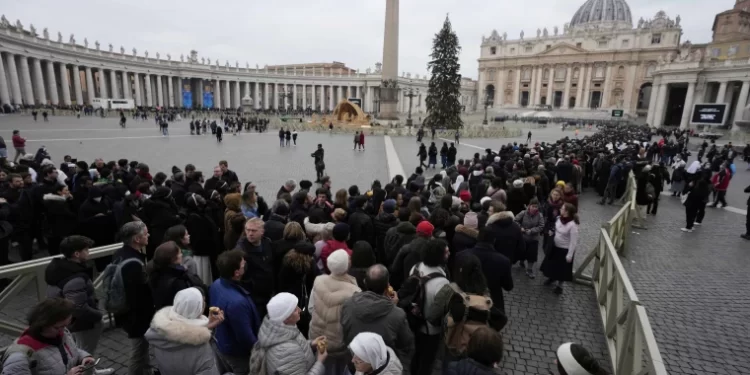 Abre la capilla ardiente de Benedicto XVI: Fieles hacen fila para dar el último adiós