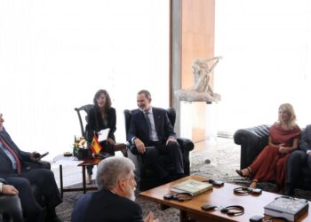 El rey se reúne con Lula acompañado por Díaz y Albares antes de regresar de Brasil