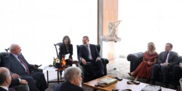 El rey se reúne con Lula acompañado por Díaz y Albares antes de regresar de Brasil