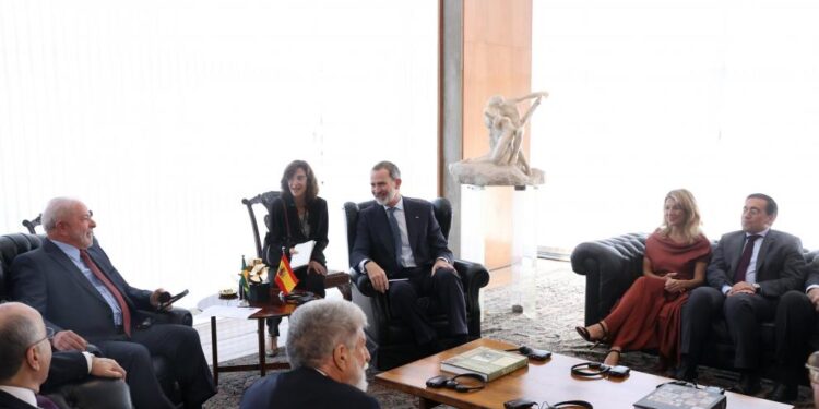 El rey se reúne con Lula acompañado por Díaz y Albares antes de regresar de Brasil