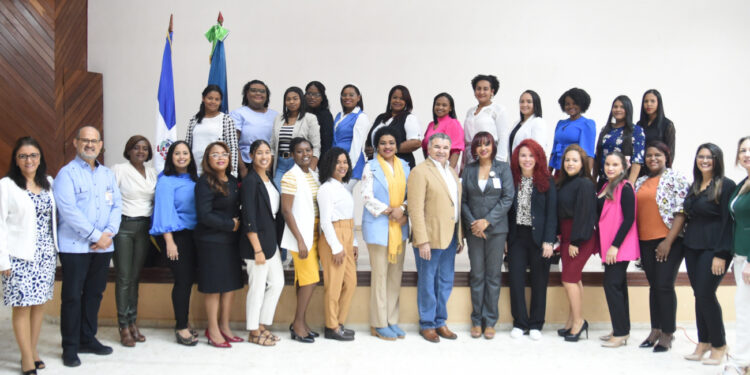 SNS especializa a 22 enfermeras en atención materno-neonatal