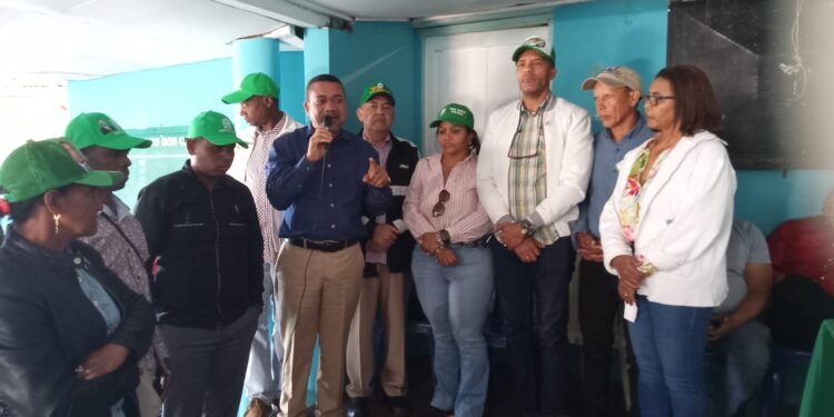 Dirigente de la FP juramenta ex miembros del PLD y otras organizaciones