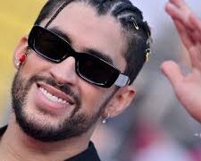 Bad Bunny se enojó con una fanática y arrojó su teléfono al piso