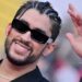 Bad Bunny se enojó con una fanática y arrojó su teléfono al piso