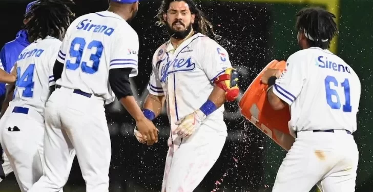 Licey sigue en la cima en el todos contra todos con rally grande ante Águilas