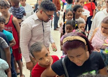 Comunitario Carlos González comparte con niños de escasos recursos en el Día de Reyes