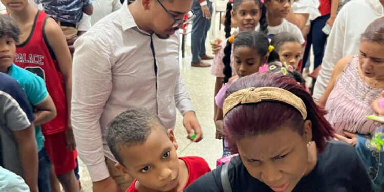 Comunitario Carlos González comparte con niños de escasos recursos en el Día de Reyes