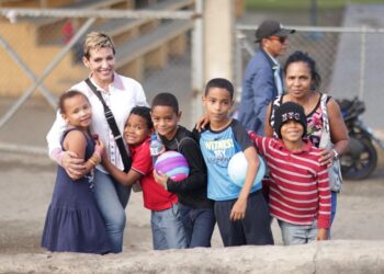 Julieta Tejada entrega juguetes en la provincia Espaillat