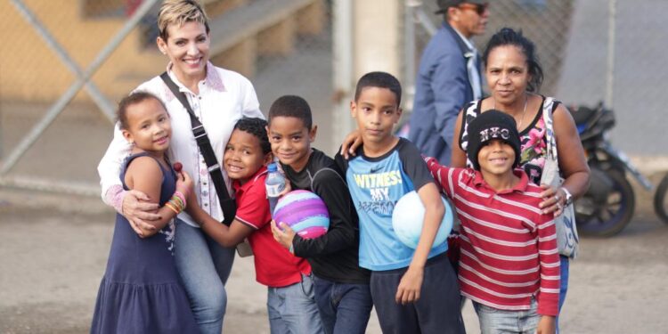 Julieta Tejada entrega juguetes en la provincia Espaillat