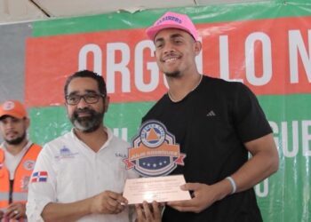 Pelotero Julio Rodríguez dona ambulancia a la Defensa Civil en Loma de Cabrera