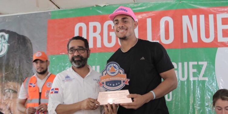 Pelotero Julio Rodríguez dona ambulancia a la Defensa Civil en Loma de Cabrera