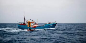 Rescatan más de 80 migrantes en aguas del canal de la Mancha