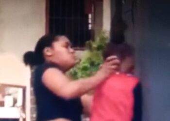 Mujer golpea contra la pared a una adolescente
