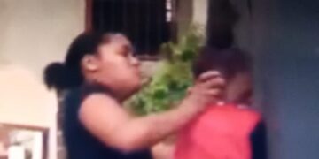 Mujer golpea contra la pared a una adolescente