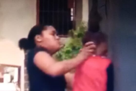 Mujer golpea contra la pared a una adolescente